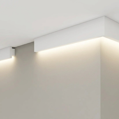 Cornisa con luz LED, muros gris cálido y cielo blanco liso